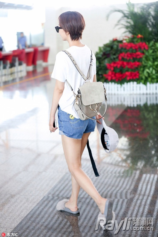 好看又实用的背景包,背双肩包背影