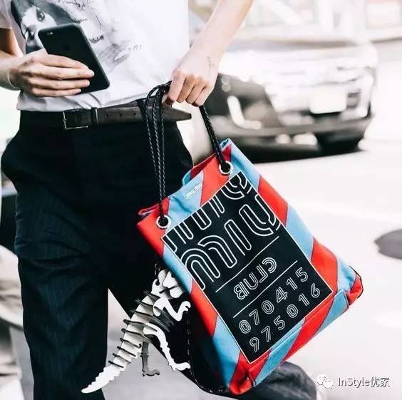 最流行的购物袋包包,今年流行的购物袋包