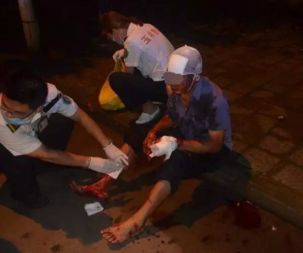 广西玉林男子酒后撞人,广西玉林男子骑电动车闯红灯被撞