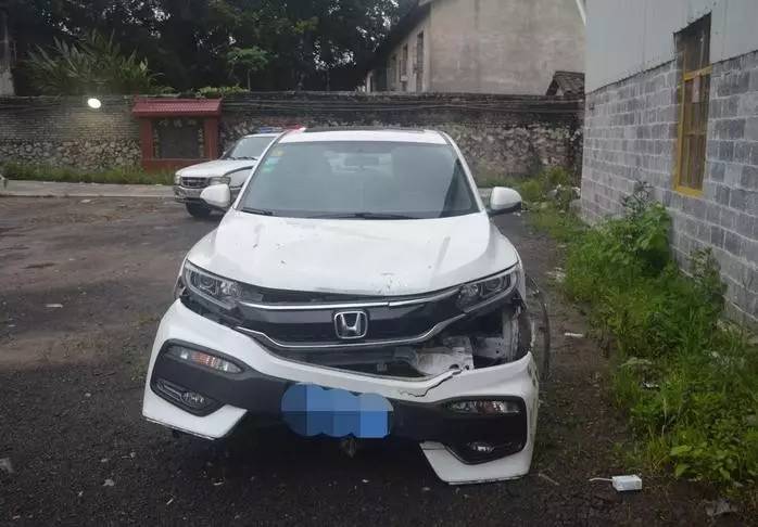 广西玉林男子酒后撞人,广西玉林男子骑电动车闯红灯被撞