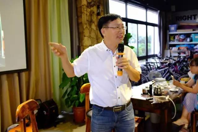 做个没感情有情怀的人,有情怀的人和没情怀的人