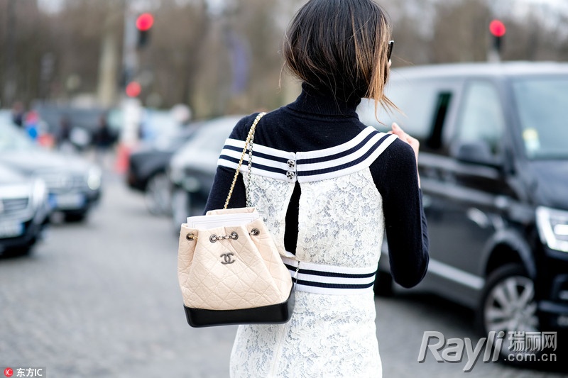 好看又实用的背景包,背双肩包背影