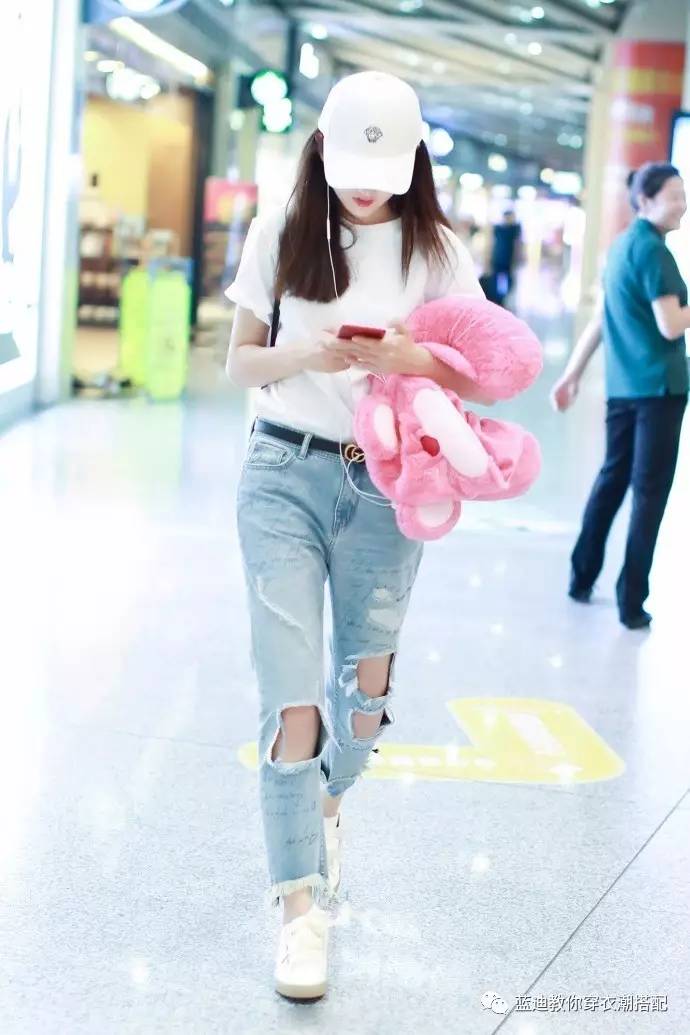 张雪迎短款服装搭配图,明星衣帽间宋祖儿