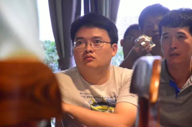 做个没感情有情怀的人,有情怀的人和没情怀的人