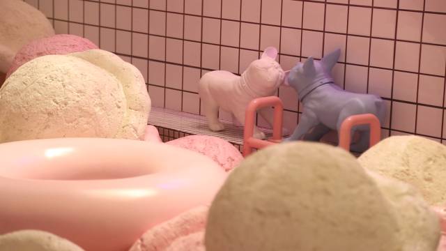 精心打扮1小时排队5小时,就为了吃粉红串串?