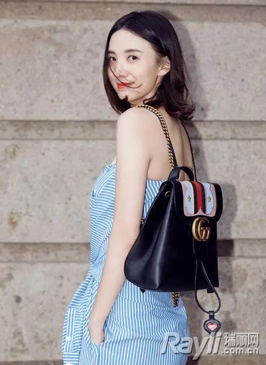 好看又实用的背景包,背双肩包背影