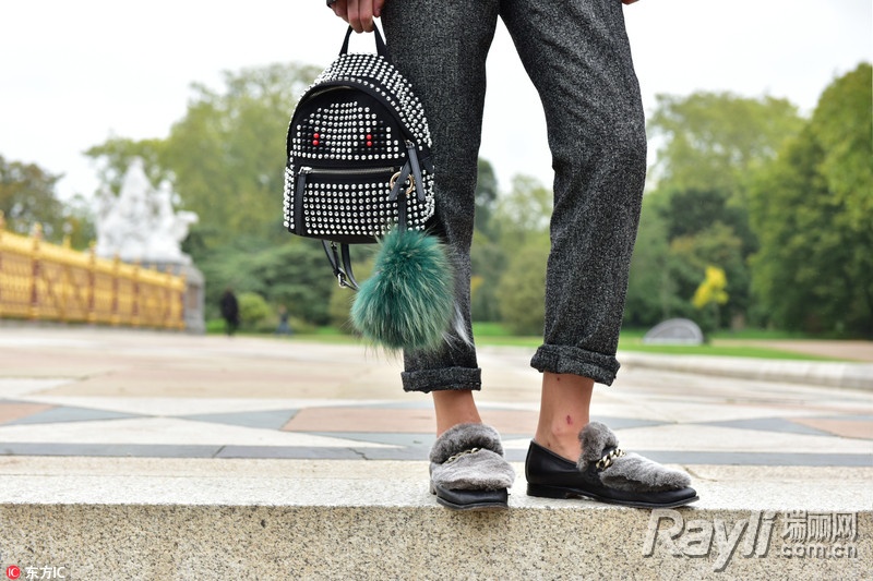 好看又实用的背景包,背双肩包背影