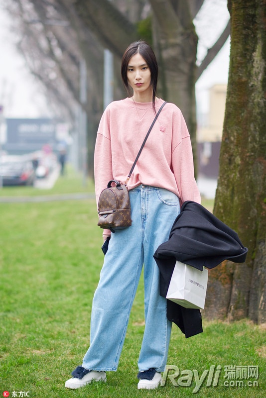 好看又实用的背景包,背双肩包背影