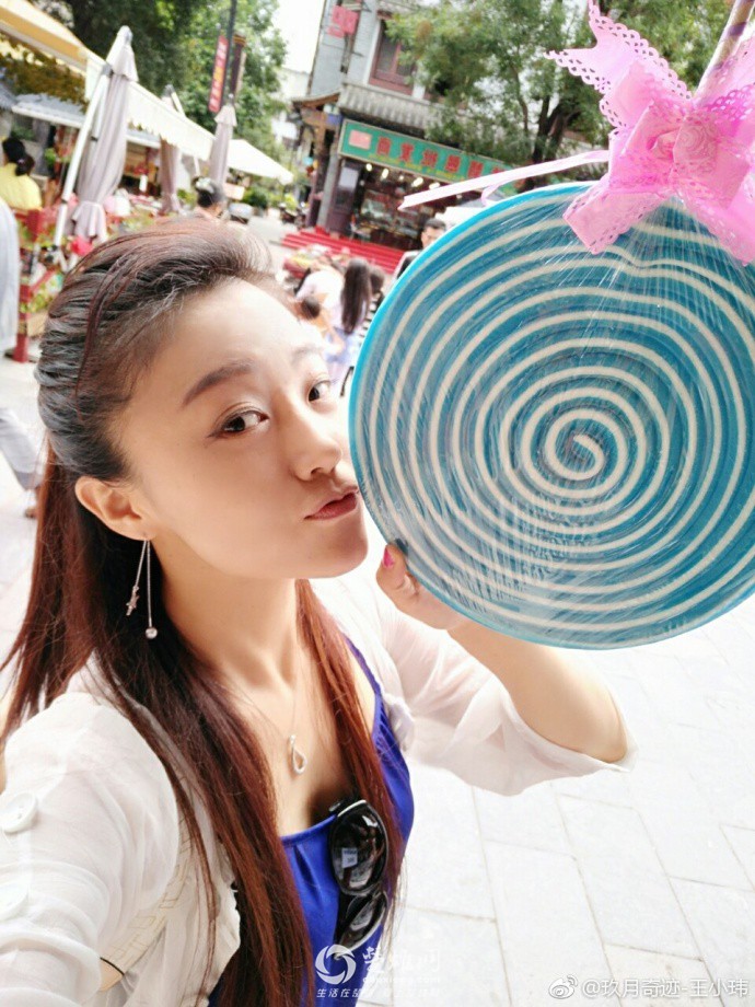 玖月奇迹王小玮游彝人古镇大玩自拍，微博晒图赞“楚雄好地方”（多图）