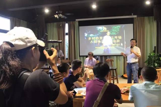 做个没感情有情怀的人,有情怀的人和没情怀的人