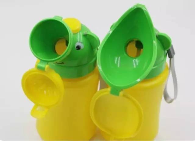 地铁上给孩子把尿,在厕所给宝宝把尿