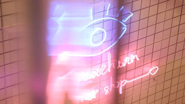 精心打扮1小时排队5小时,就为了吃粉红串串?