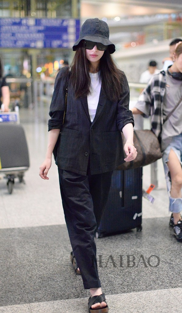 夏日质感型格还属Monochrome！傻脸娜、Gigi带头引领顺色搭配：“专一”这件事，在穿衣上同样有魅力！