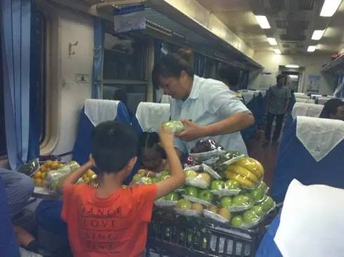 高铁15元盒饭没了，是真的吗？那些年被带上火车的美食