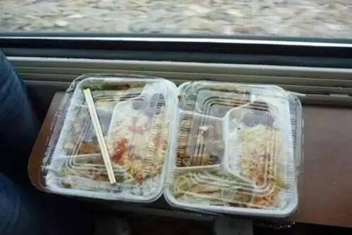 高铁15元盒饭没了，是真的吗？那些年被带上火车的美食