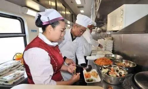 高铁15元盒饭没了，是真的吗？那些年被带上火车的美食