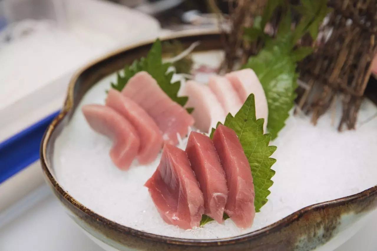 连曼殊都要去请教的日料教父，在捧红了杭州顶级日料后，竟然独自在解放路开了家亲民的料理小馆……