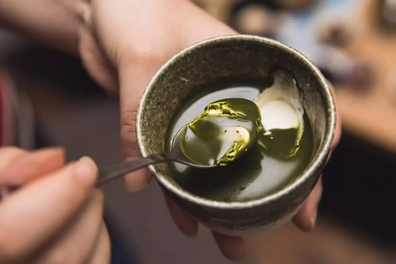 连曼殊都要去请教的日料教父，在捧红了杭州顶级日料后，竟然独自在解放路开了家亲民的料理小馆……