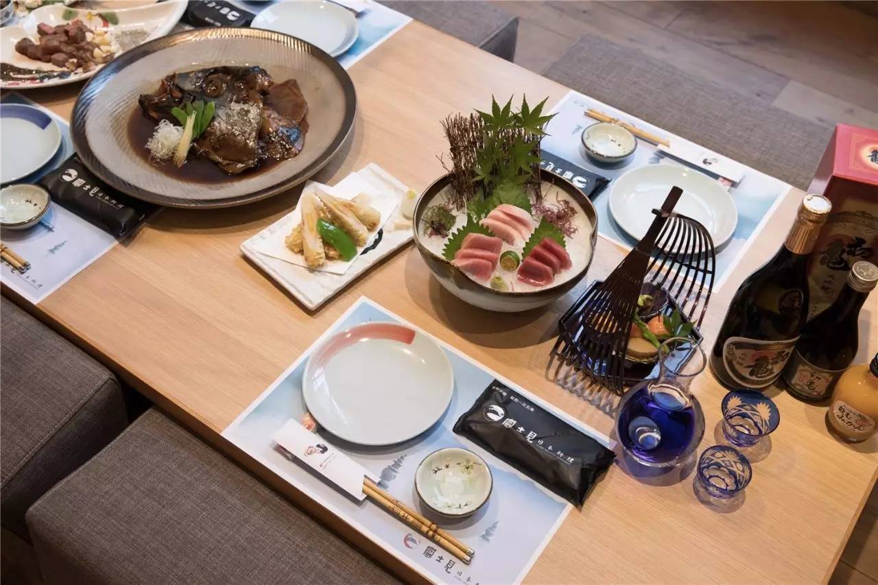 连曼殊都要去请教的日料教父，在捧红了杭州顶级日料后，竟然独自在解放路开了家亲民的料理小馆……