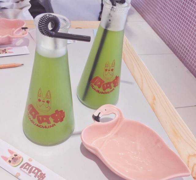 精心打扮1小时排队5小时,就为了吃粉红串串?