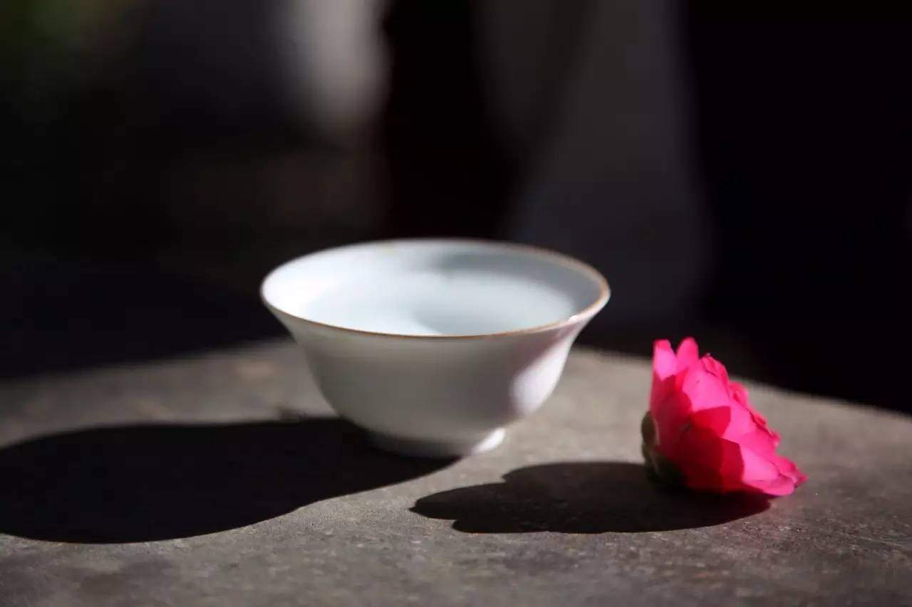 轻轻提起玫瑰花这三个字,就唇齿含香起来