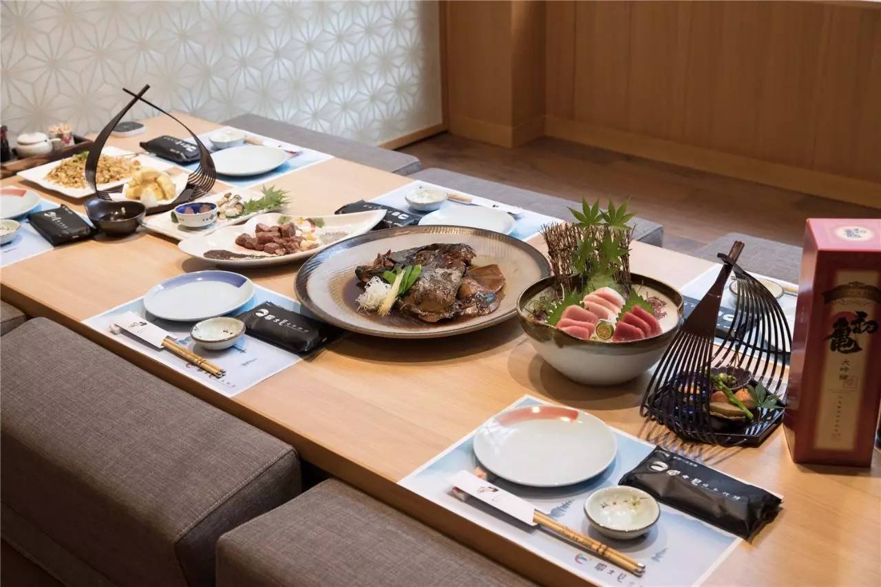 连曼殊都要去请教的日料教父，在捧红了杭州顶级日料后，竟然独自在解放路开了家亲民的料理小馆……