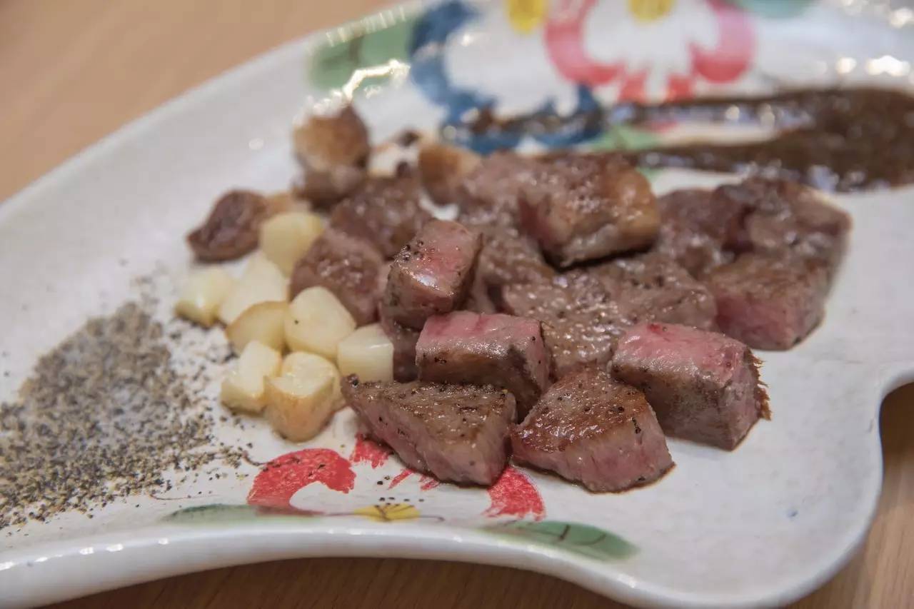 连曼殊都要去请教的日料教父，在捧红了杭州顶级日料后，竟然独自在解放路开了家亲民的料理小馆……