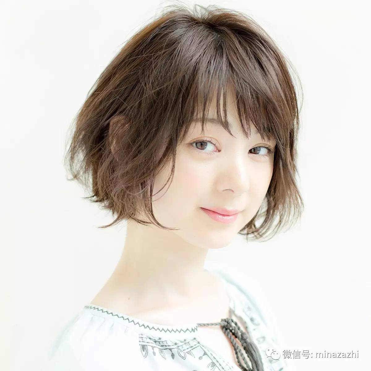 2022年最流行的发型长直发瓜子脸,2021年最流行的高颧骨发型中长发