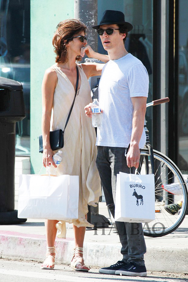 夏日质感型格还属Monochrome！傻脸娜、Gigi带头引领顺色搭配：“专一”这件事，在穿衣上同样有魅力！