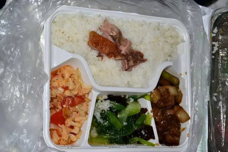 高铁15元盒饭没了，是真的吗？那些年被带上火车的美食
