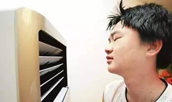 连吹四天空调，贵阳小伙的嘴被吹歪了……吹空调别对着这个部位！