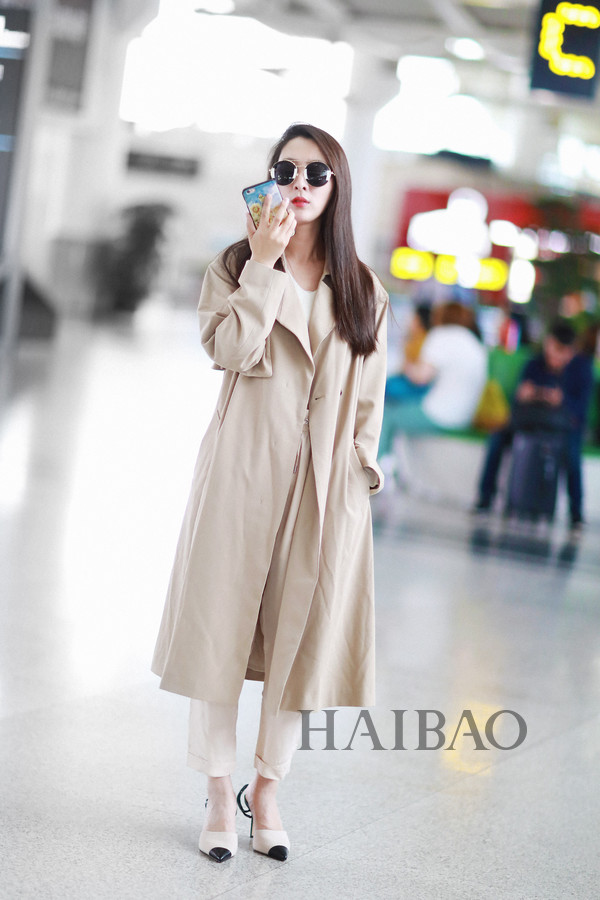 夏日质感型格还属Monochrome！傻脸娜、Gigi带头引领顺色搭配：“专一”这件事，在穿衣上同样有魅力！