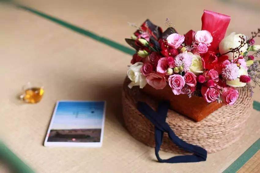 轻轻提起玫瑰花这三个字,就唇齿含香起来