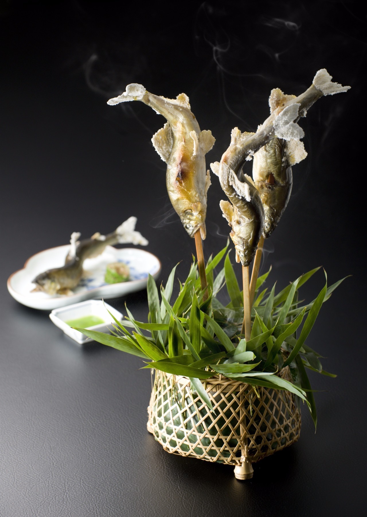 连曼殊都要去请教的日料教父，在捧红了杭州顶级日料后，竟然独自在解放路开了家亲民的料理小馆……