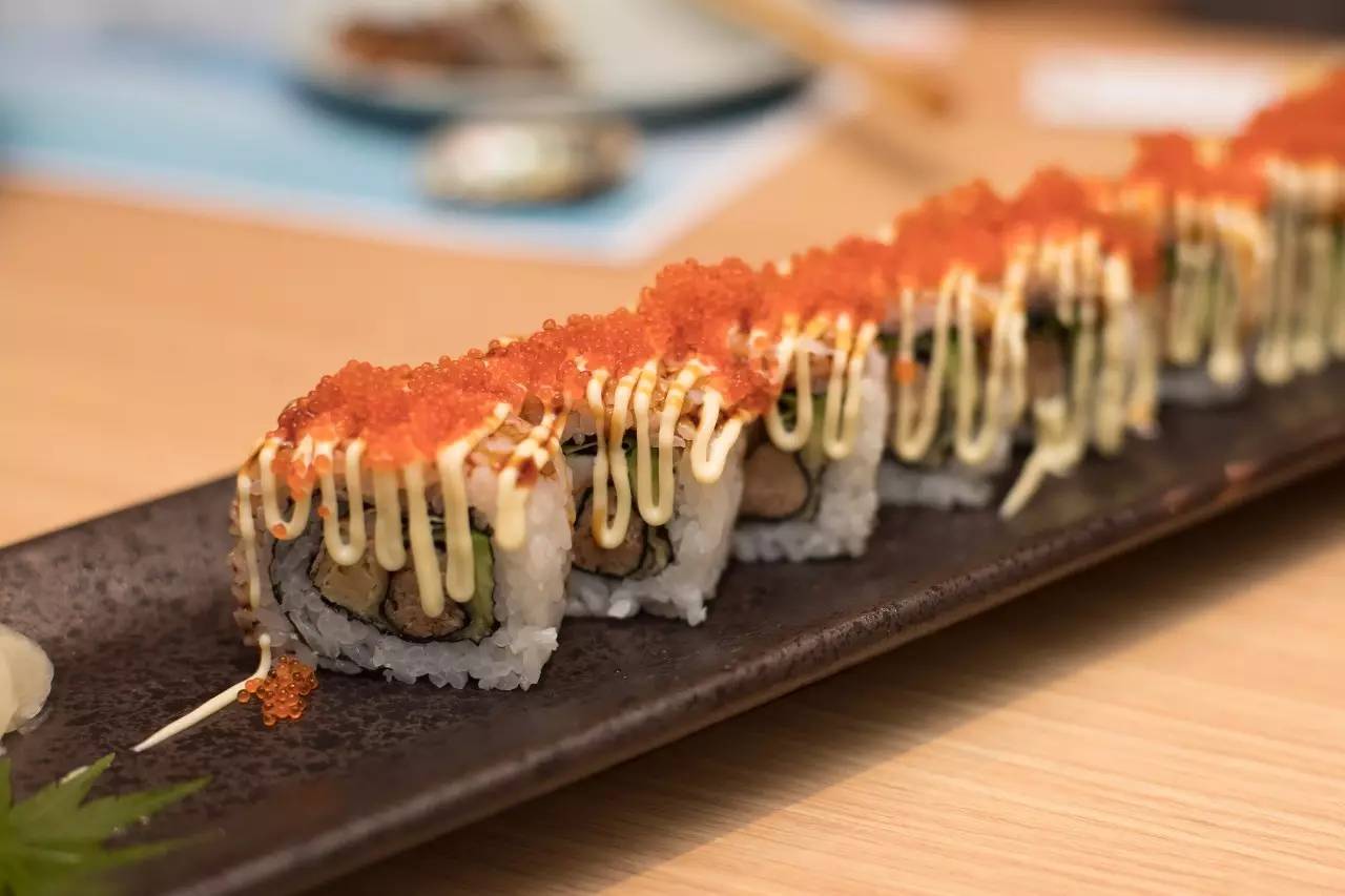 连曼殊都要去请教的日料教父，在捧红了杭州顶级日料后，竟然独自在解放路开了家亲民的料理小馆……