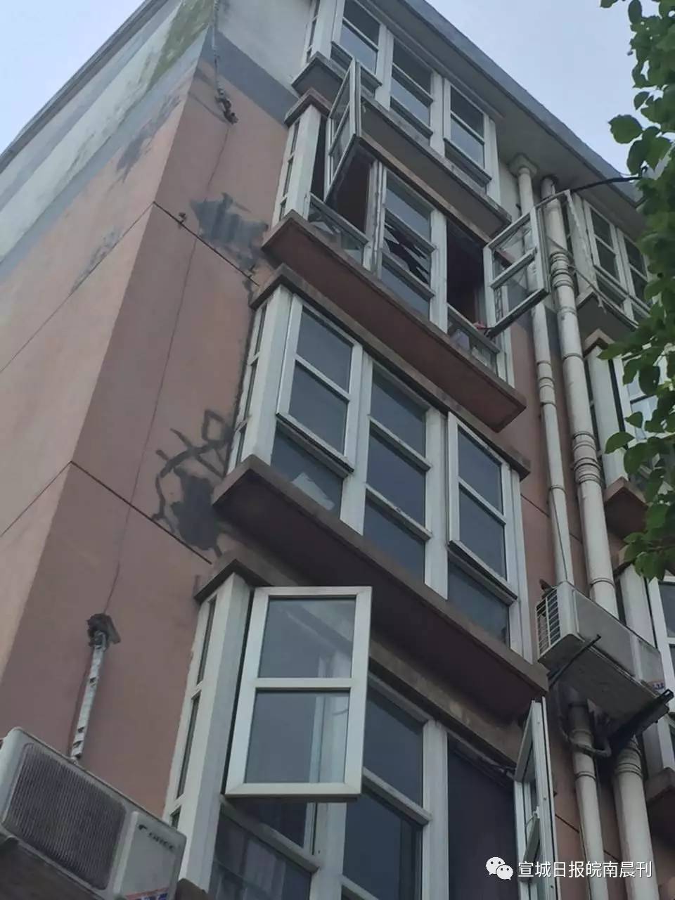 居民楼煤气管道闪爆,安徽一住户家中煤气泄漏烧伤