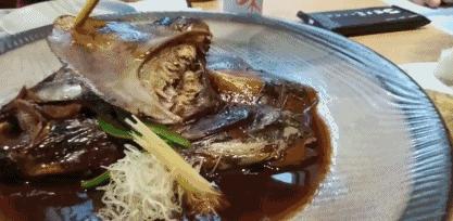 连曼殊都要去请教的日料教父，在捧红了杭州顶级日料后，竟然独自在解放路开了家亲民的料理小馆……