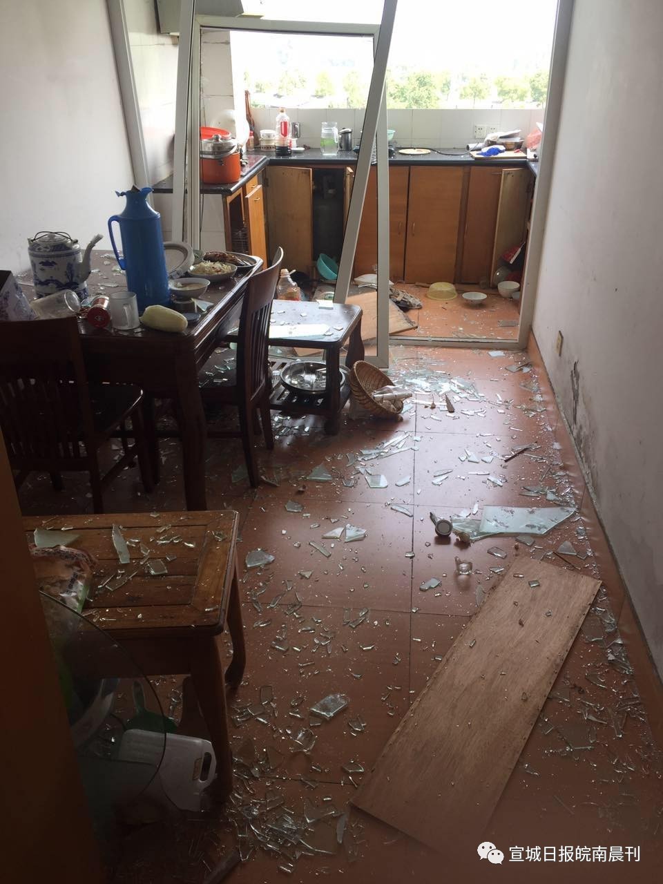 居民楼煤气管道闪爆,安徽一住户家中煤气泄漏烧伤