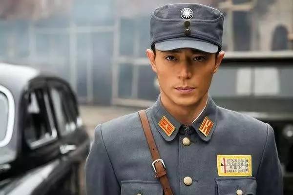 潮流咖｜这件让半个娱乐圈沉迷的军装，再没一件你就过时啦！