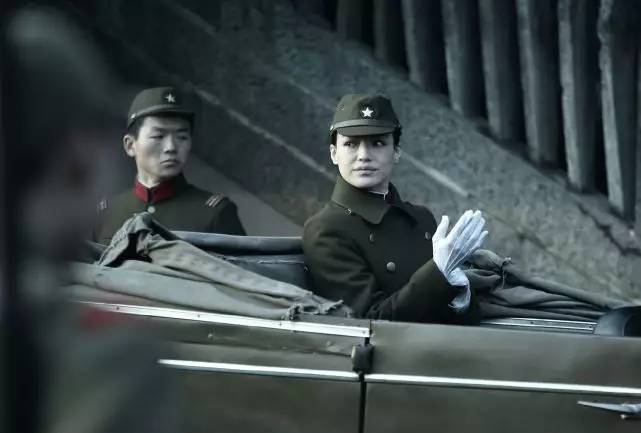 潮流咖｜这件让半个娱乐圈沉迷的军装，再没一件你就过时啦！