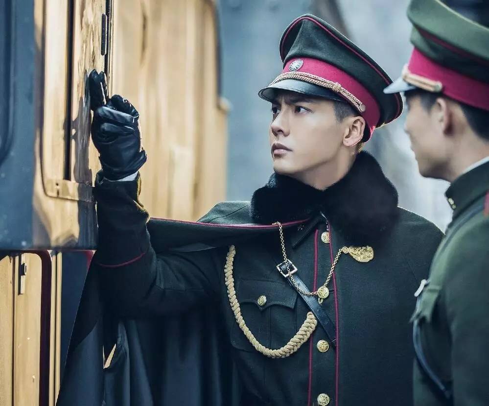 潮流咖｜这件让半个娱乐圈沉迷的军装，再没一件你就过时啦！