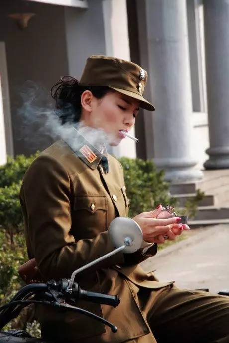 潮流咖｜这件让半个娱乐圈沉迷的军装，再没一件你就过时啦！