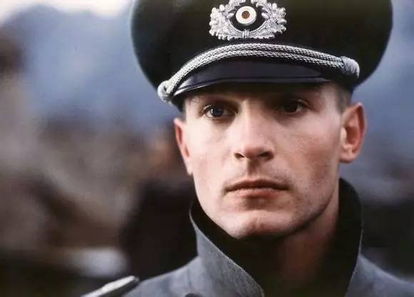 潮流咖｜这件让半个娱乐圈沉迷的军装，再没一件你就过时啦！