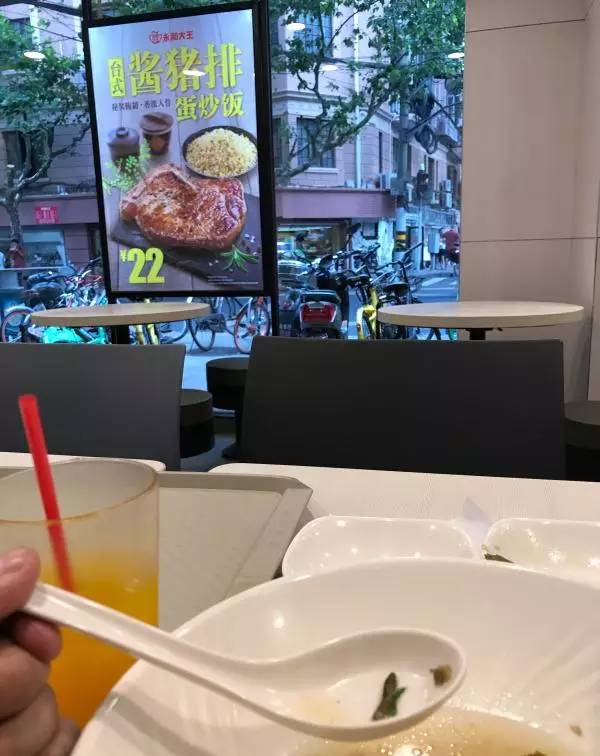 今朝上海｜永和大王、喜来稀肉相继被揭黑料，菜虫、疑似寄生虫横躺美食间，没想到网友的看法却截然相反！