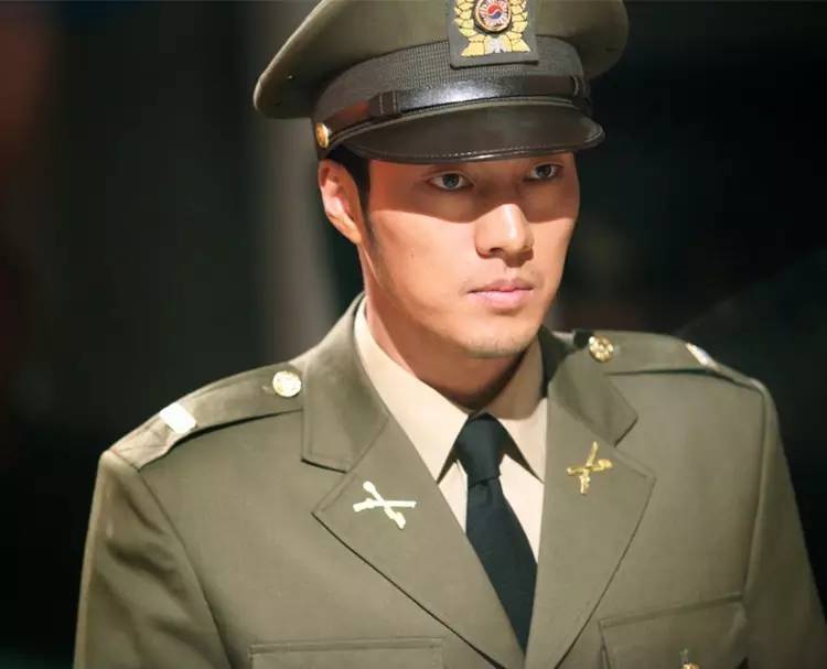 潮流咖｜这件让半个娱乐圈沉迷的军装，再没一件你就过时啦！