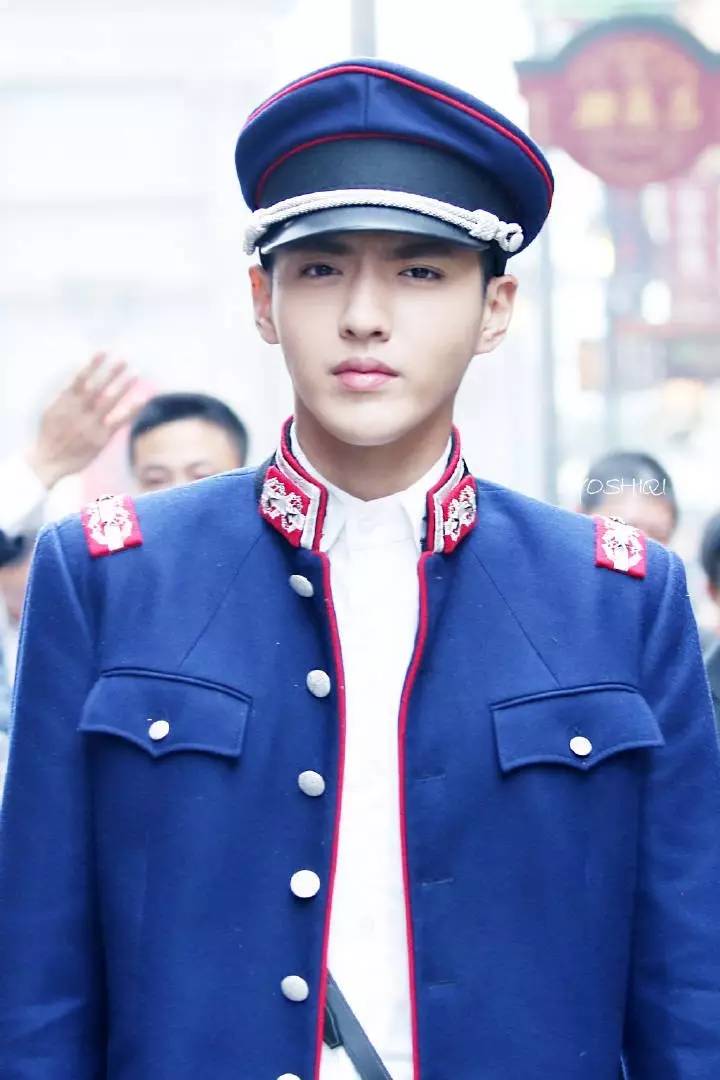 潮流咖｜这件让半个娱乐圈沉迷的军装，再没一件你就过时啦！