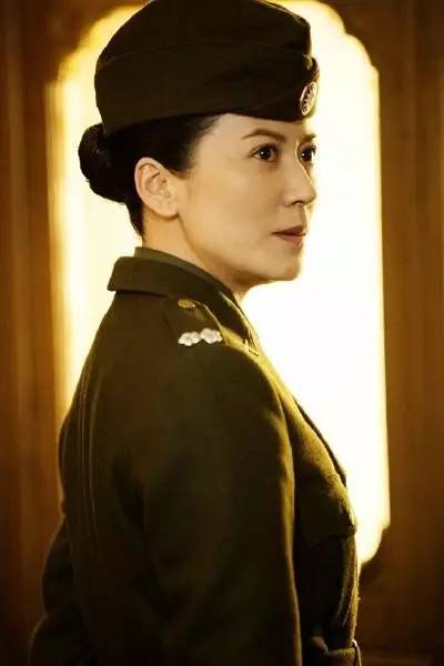 潮流咖｜这件让半个娱乐圈沉迷的军装，再没一件你就过时啦！