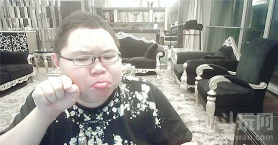 骚猪pdd打喷嚏视频,pdd自曝骚猪视频