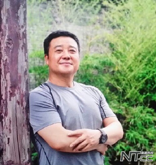 乖乖！这个海安人，当过海军，上过大学，现在又要去香港开画展