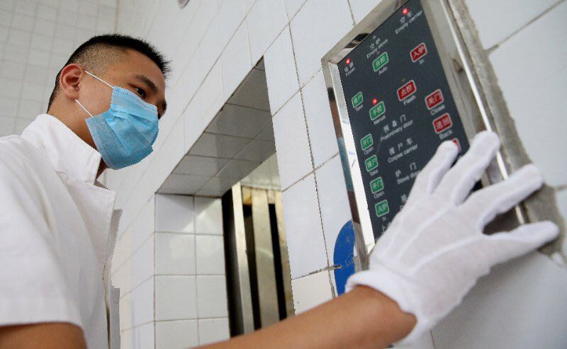 守着火炉怎么会感觉不到热,高温下的坚守消防员衣服拧出水来